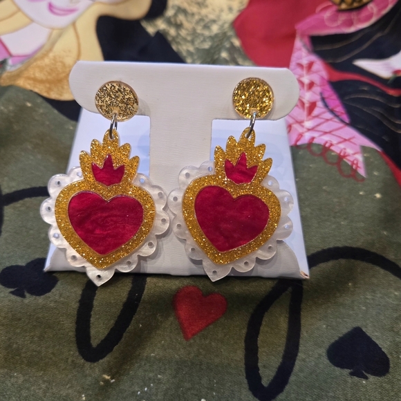 Kitsch VVitch Jewelry - 👑❤️ Queen Of Hearts Resin Heart-Shaped Earrings.